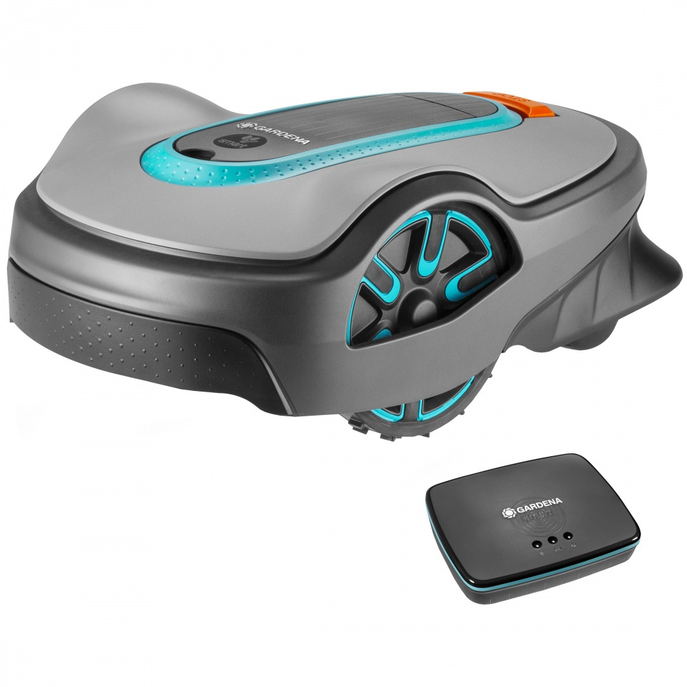 Gardena Sileno life 850 smart - Robotická kosačka.

Inovatívny robotická kosačka Gardena Sileno life 850 kosí za vás: pokosí trávnik sama, zatiaľ čo vy si užívate voľného času, alebo pracujete na iných veciach.

   




	Pre trávniky do 700 m² (max.
	Výška kosenia od 2 do 5 cm
	Kosenie 3 oceľovými nožmi
	Ovládanie cez Bluetooth i WiFi
	Odolná voči vplyvom počasia
	Zabezpečenie proti krádeži
	Zvládne svahy až do 35 % 
	Jednoduché a rýchle programovanie kosačky


Videopredstavenie robotické kosačky Gardena Sileno life 850 smart



Robotická kosačka pre malé mestské záhrady do rozlohy 850 m²

Gardena Sileno life 850 smart je vhodná pre trávnaté plochy až do 850 m² a vďaka silnému pohonu zadných kolies je schopná vyrovnať sa s nerovným terénom a dokonca so sklonom až 35 percent.



Bez námahy

Vyložte si nohy a vychutnajte si svoju záhradu!



Skvelé výsledky kosenia - nie je potrebné odstraňovať pokosenú trávu

Kontinuálne, ale aj napriek tomu jemné kosenie všetkých druhov trávy dáva trávniku svieži, zelený vzhľad.



Pracuje aj za dažďa

Robotickej kosačke na trávu Gardena nevadí ani letné počasie s prehánkami.



Ideálna pre stredne veľké a komplexné trávnaté plochy

Robotická kosačka Gardena Sileno life 850 smart pokosí trávnaté plochy až do rozlohy 850 metrov štvorcových úplne automaticky, spoľahlivo, bez pruhov a rovnomerne.



Jednoduchá